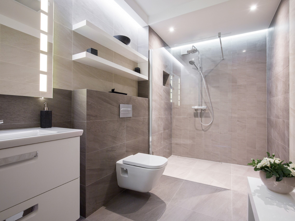 Elegantes Badezimmer mit Fliesen in Grau und Braun