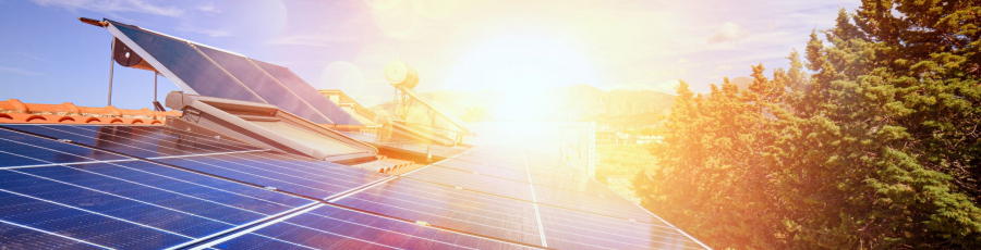 Solarpaneele-und-Sonnenschein