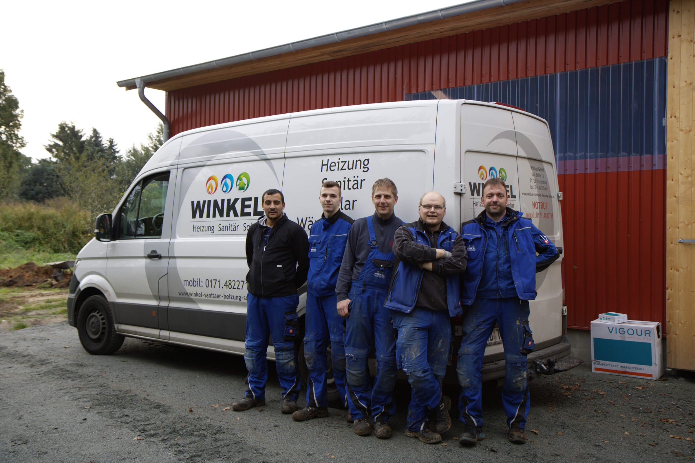 Teambild-vor-Firmenwagen